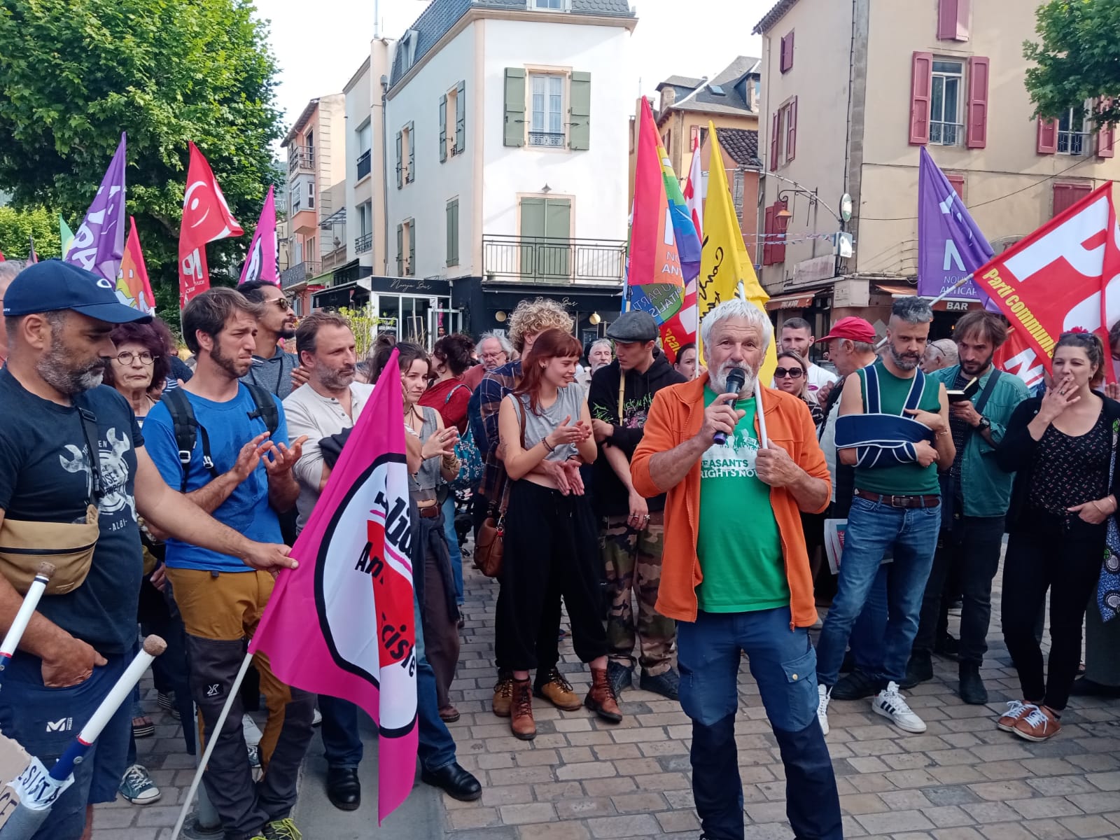 Info en plus …  » 800 manifestants contre l&rsquo;extrême droite »
