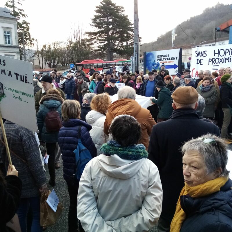 Hôpital de Saint Affrique: 400 manifestants huent le Directeur Régional de l&rsquo;ARS.