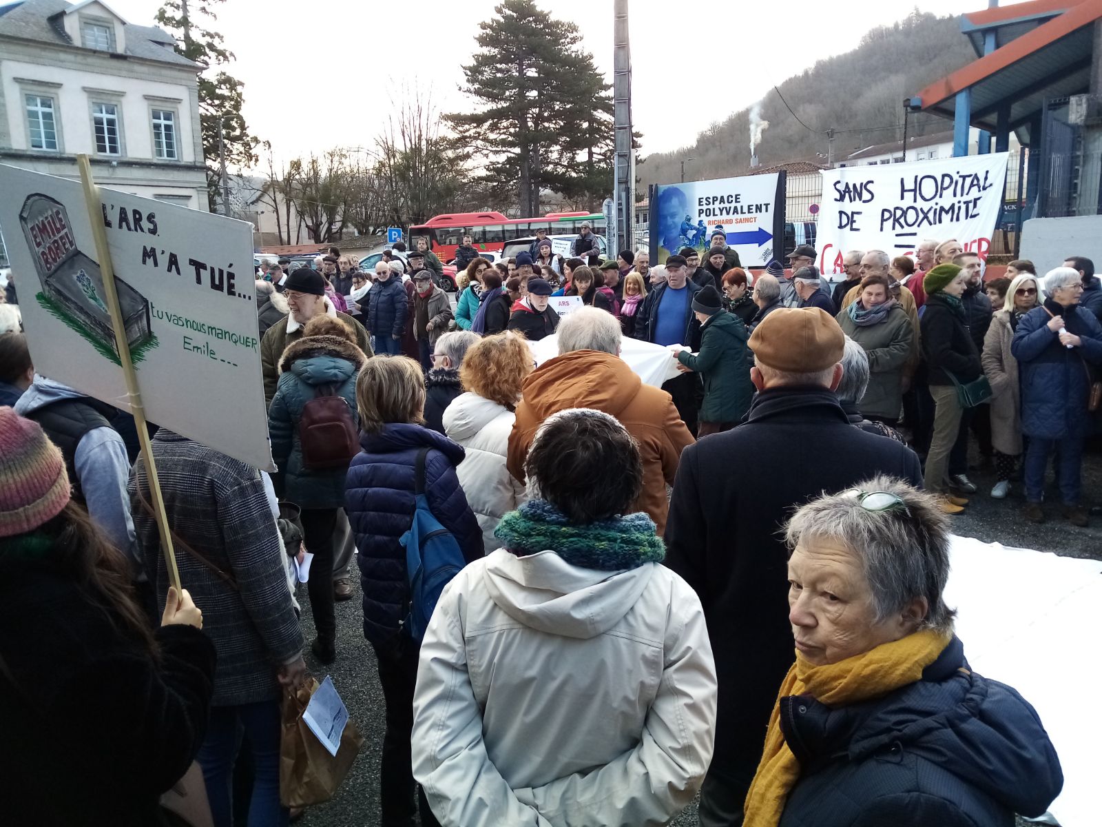 Hôpital de Saint Affrique: 400 manifestants huent le Directeur Régional de l’ARS.