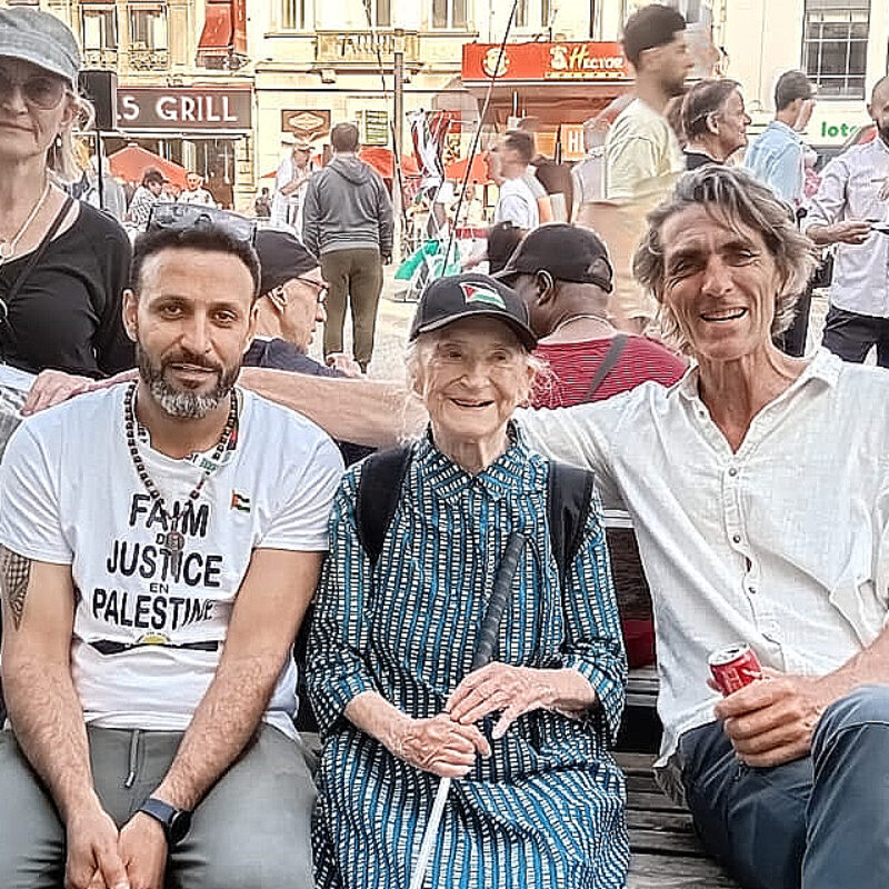 Marie rose. 95 ans, Bruxelles. Mémoire vive d’une Europe en guerre, et regard lucide sur un monde en feu. Reportage de Pascal André.